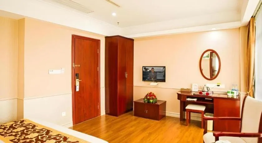 Bed in GreenTree Inn Jieyang North Linjiang Road Express Hotel