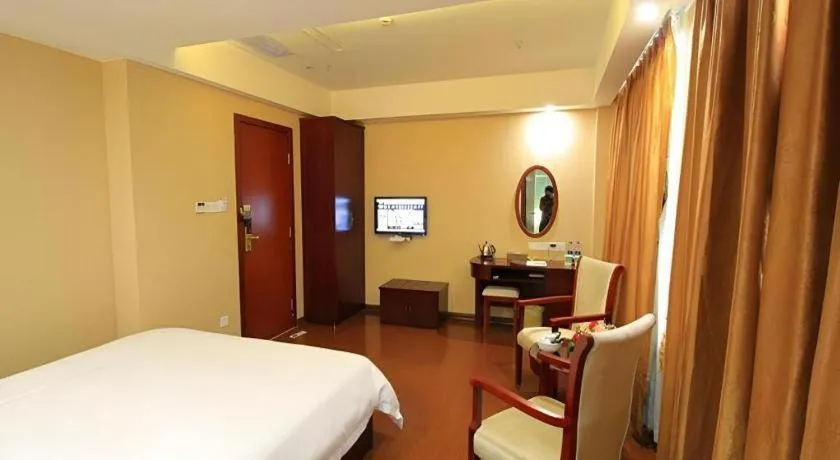 Bed in GreenTree Inn Jieyang North Linjiang Road Express Hotel