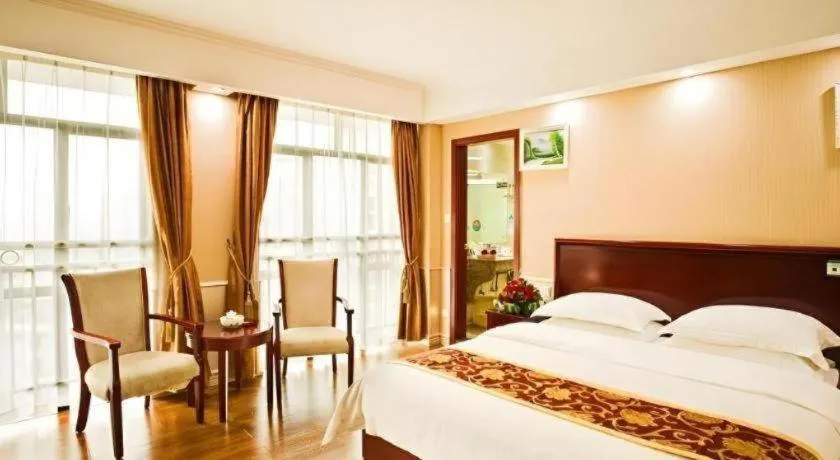 Bed in GreenTree Inn Jieyang North Linjiang Road Express Hotel