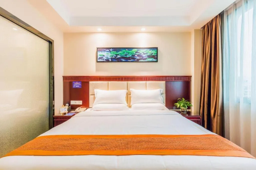 Bed in GreenTree Inn Guangzhou Baiyun International Airport Huaxi Road Express Hotel