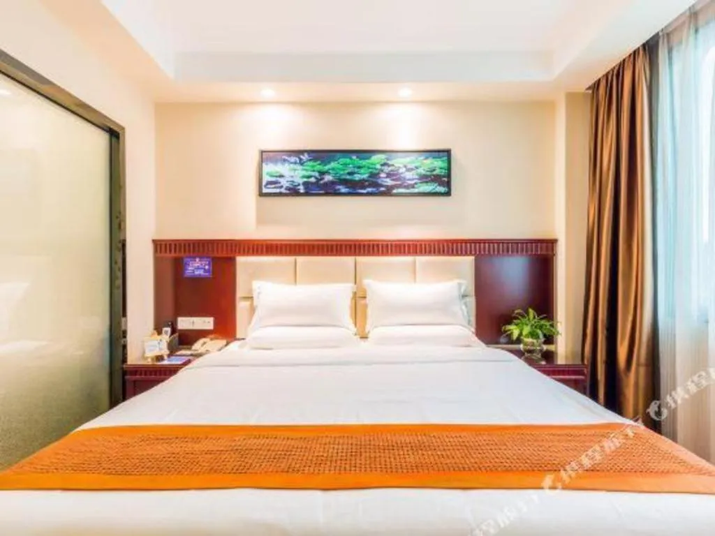 Bed in GreenTree Inn Guangzhou Baiyun International Airport Huaxi Road Express Hotel