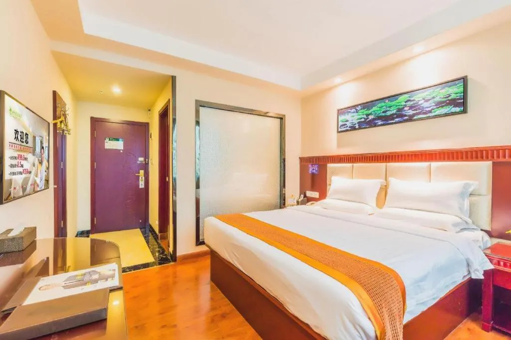 Bed in GreenTree Inn Guangzhou Baiyun International Airport Huaxi Road Express Hotel