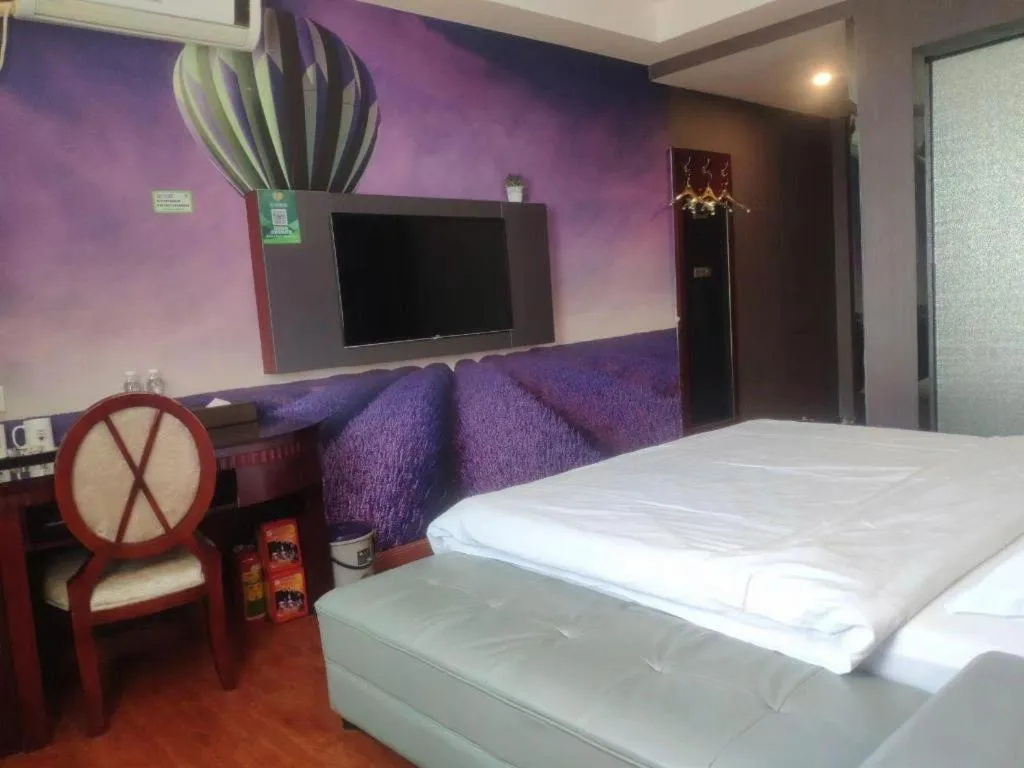 Bed in GreenTree Inn Guangzhou Baiyun International Airport Huaxi Road Express Hotel