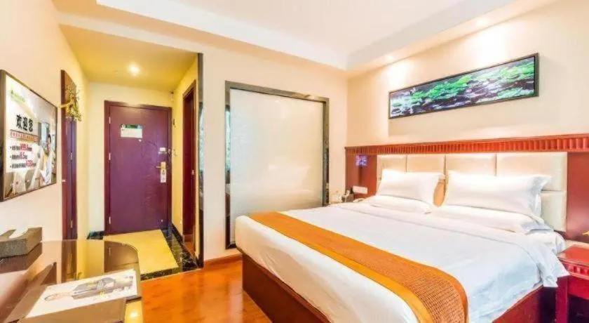 Bed in GreenTree Inn Guangzhou Baiyun International Airport Huaxi Road Express Hotel