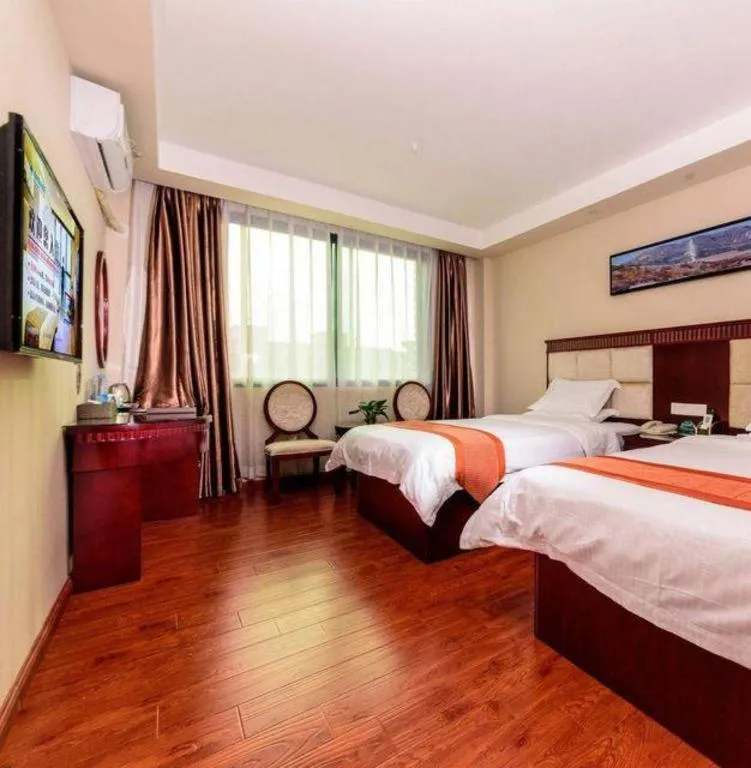 Bed in GreenTree Inn Guangzhou Baiyun International Airport Huaxi Road Express Hotel