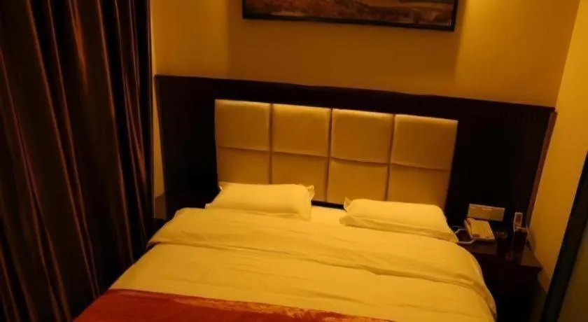 Bed in GreenTree Inn Guangzhou Baiyun International Airport Huaxi Road Express Hotel