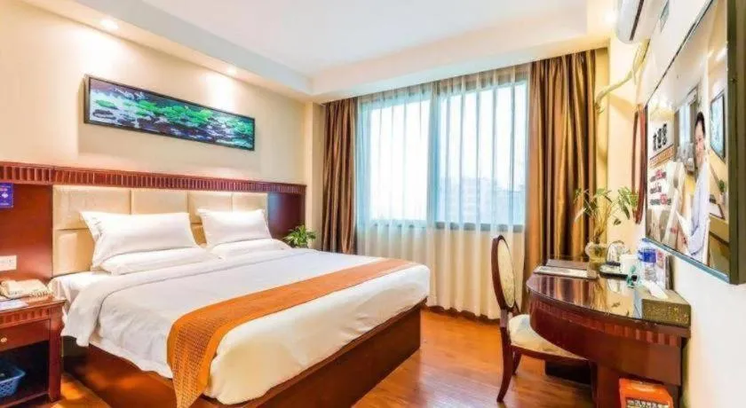 Bed in GreenTree Inn Guangzhou Baiyun International Airport Huaxi Road Express Hotel