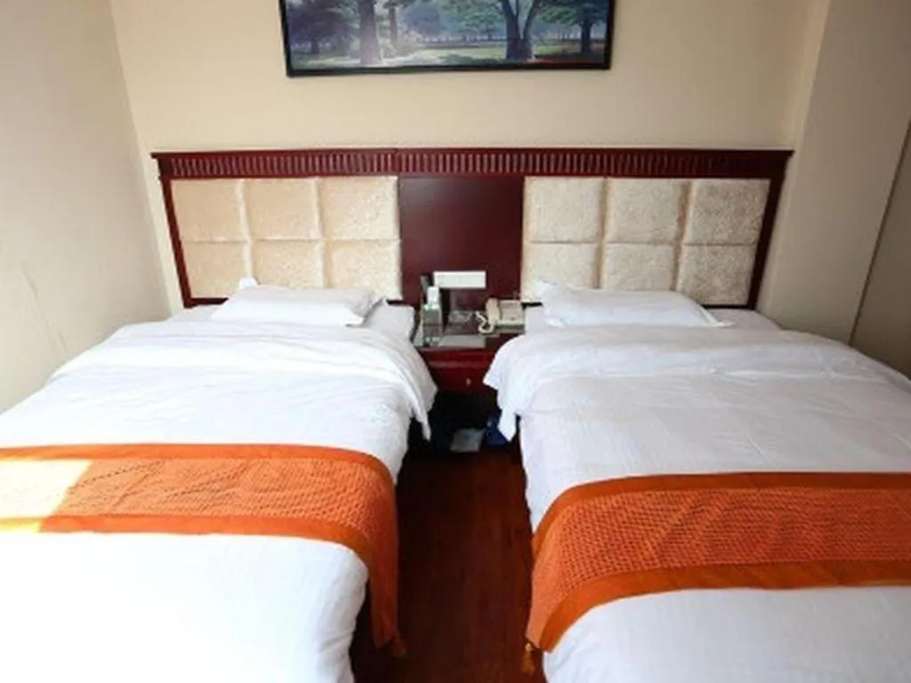 Bed in GreenTree Inn Guangzhou Baiyun International Airport Huaxi Road Express Hotel