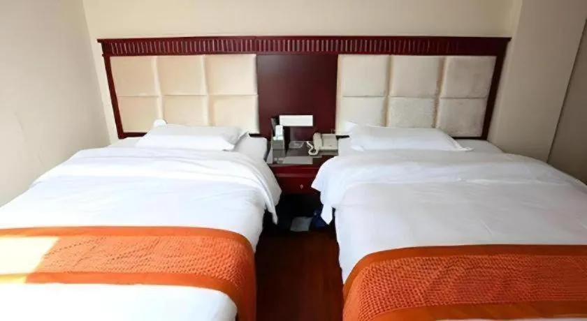 Bed in GreenTree Inn Guangzhou Baiyun International Airport Huaxi Road Express Hotel