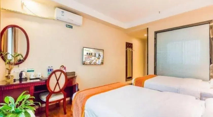 Bed in GreenTree Inn Guangzhou Baiyun International Airport Huaxi Road Express Hotel Bed in GreenTree Inn Guangzhou Baiyun International Airport Huaxi Road Express Hotel