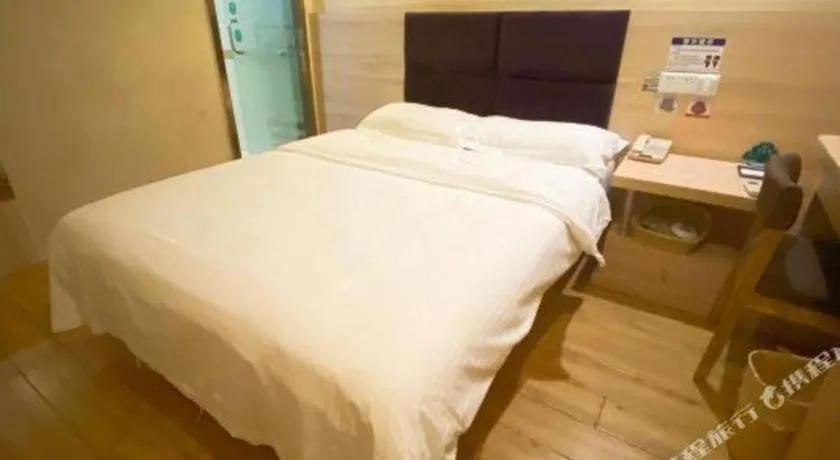 Bed in GreenTree Inn ShangHai KangQiao Industrial Zone JinXiu Road Business Hotel