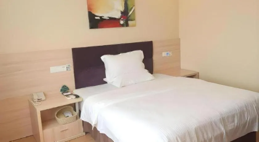 Bed in GreenTree Inn ShangHai KangQiao Industrial Zone JinXiu Road Business Hotel