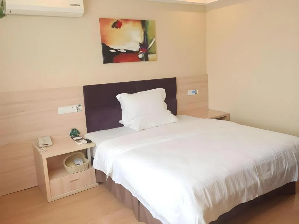 Bed in GreenTree Inn ShangHai KangQiao Industrial Zone JinXiu Road Business Hotel