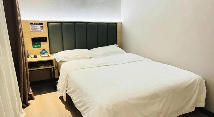 Bed in GreenTree Inn ShangHai KangQiao Industrial Zone JinXiu Road Business Hotel