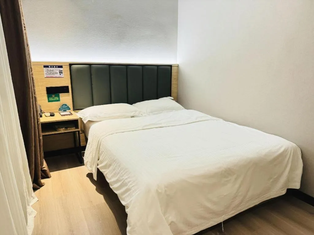 Bed in GreenTree Inn ShangHai KangQiao Industrial Zone JinXiu Road Business Hotel