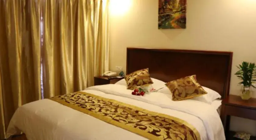 Bed in GreenTree Inn Suzhou Industrial Zone Yangcheng Lake Weiting Mong Kok Express Hotel Bed in GreenTree Inn Suzhou Industrial Zone Yangcheng Lake Weiting Mong Kok Express Hotel