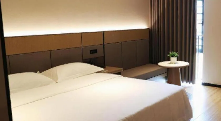 Bed in GreenTree Inn Suzhou Industrial Zone Yangcheng Lake Weiting Mong Kok Express Hotel