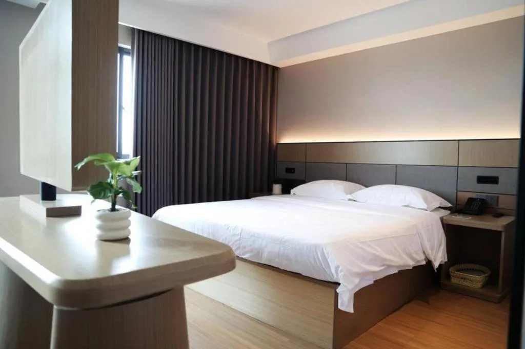 Bed in GreenTree Inn Suzhou Industrial Zone Yangcheng Lake Weiting Mong Kok Express Hotel
