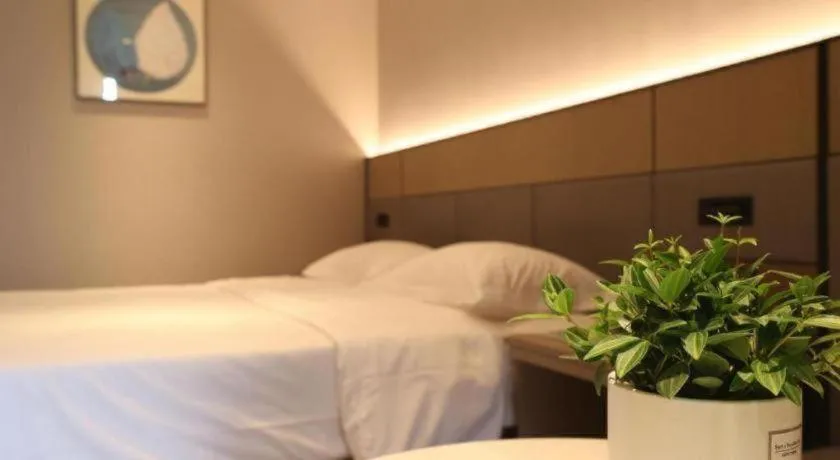 Bed in GreenTree Inn Suzhou Industrial Zone Yangcheng Lake Weiting Mong Kok Express Hotel