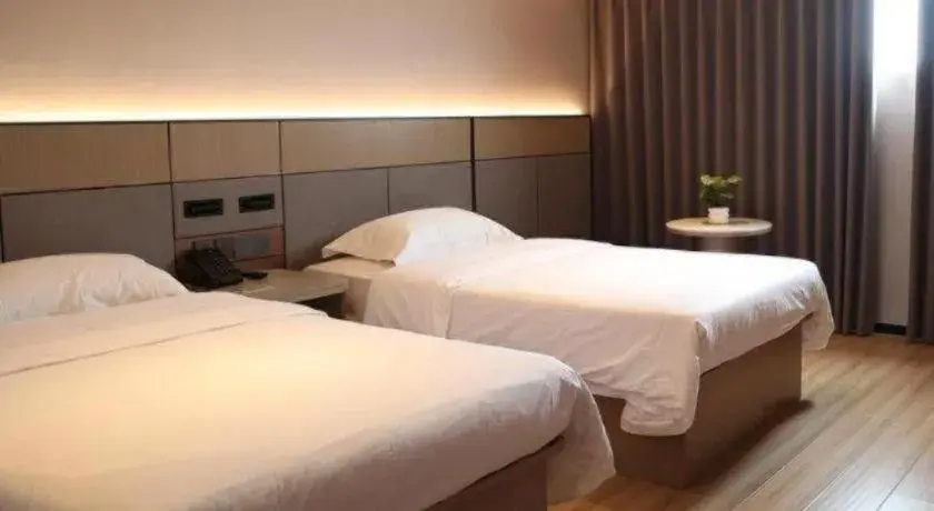 Bed in GreenTree Inn Suzhou Industrial Zone Yangcheng Lake Weiting Mong Kok Express Hotel Bed in GreenTree Inn Suzhou Industrial Zone Yangcheng Lake Weiting Mong Kok Express Hotel