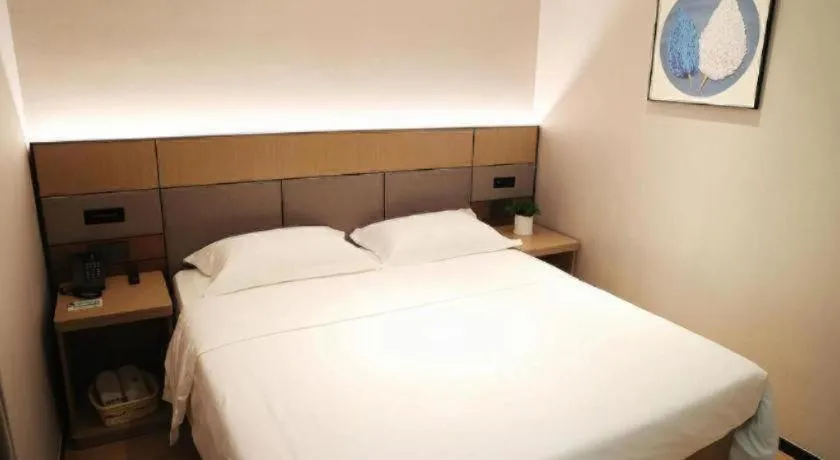 Bed in GreenTree Inn Suzhou Industrial Zone Yangcheng Lake Weiting Mong Kok Express Hotel