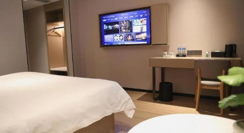 Bed in GreenTree Inn Suzhou Industrial Zone Yangcheng Lake Weiting Mong Kok Express Hotel