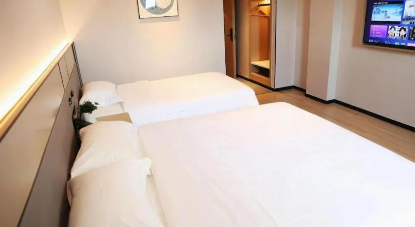 Bed in GreenTree Inn Suzhou Industrial Zone Yangcheng Lake Weiting Mong Kok Express Hotel