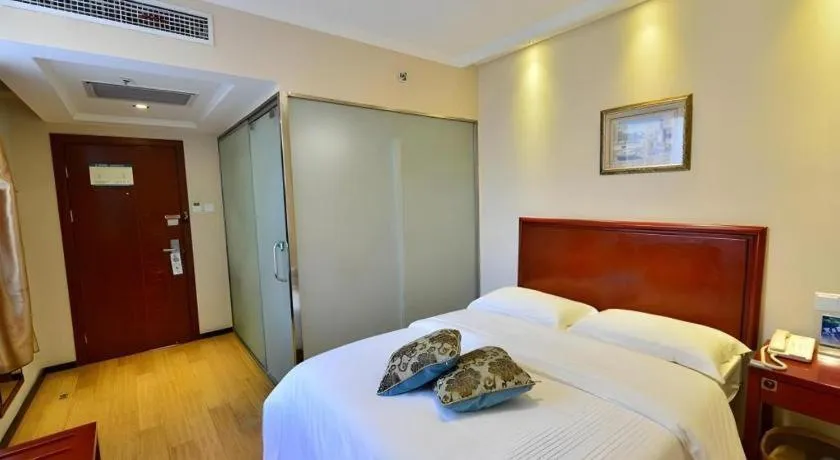Bed in GreenTree Inn West Railway Station North Square Hotel