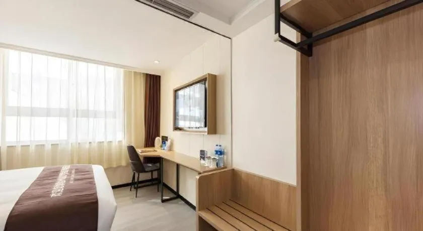 Bed in GreenTree Inn West Railway Station North Square Hotel