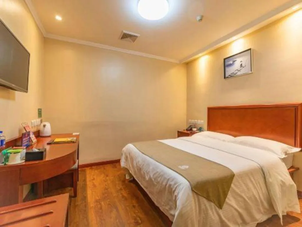 Bed in GreenTree Inn West Railway Station North Square Hotel
