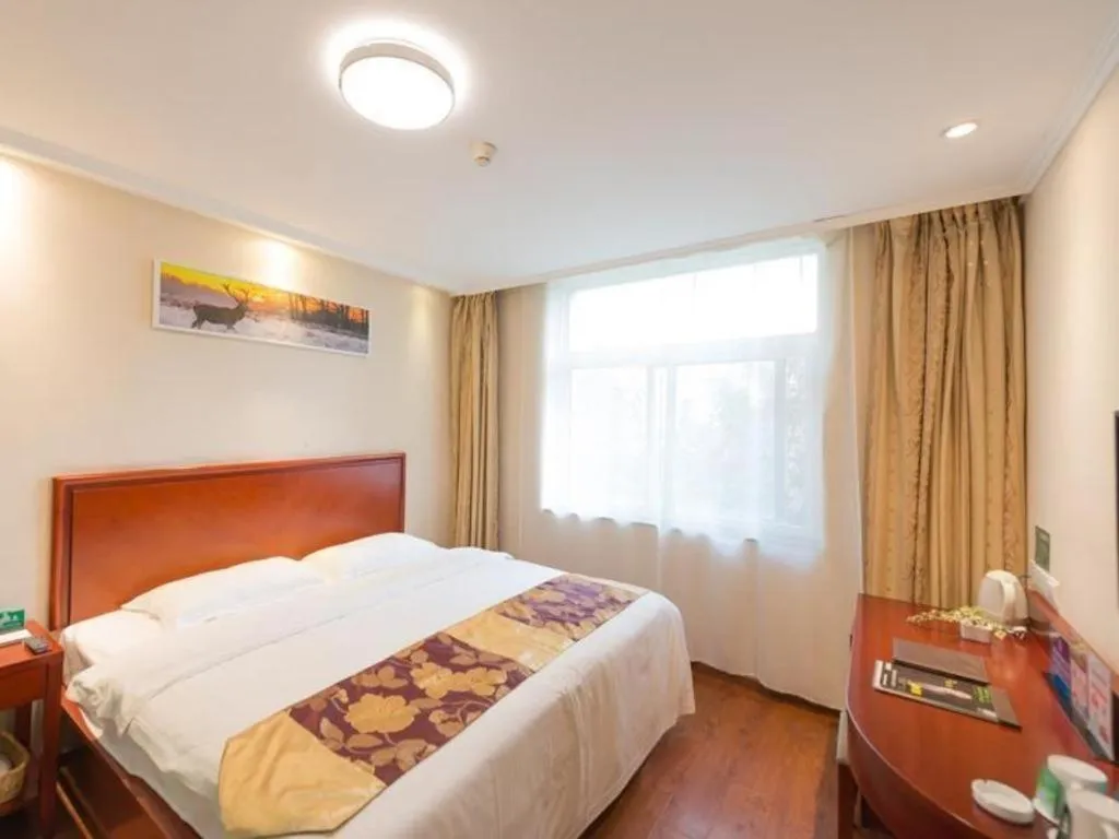 Bed in GreenTree Inn West Railway Station North Square Hotel