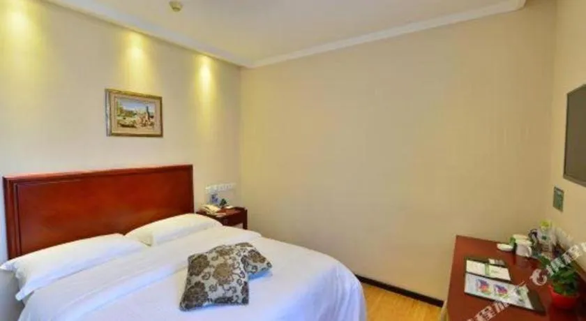 Bed in GreenTree Inn West Railway Station North Square Hotel