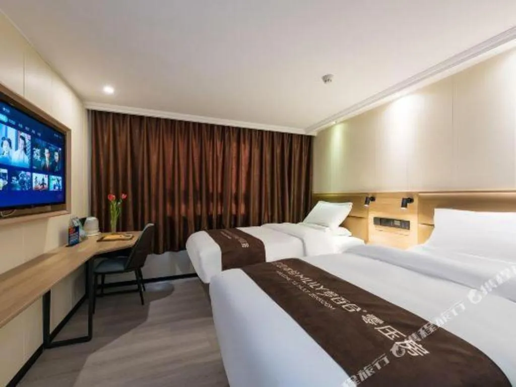 Bed in GreenTree Inn West Railway Station North Square Hotel