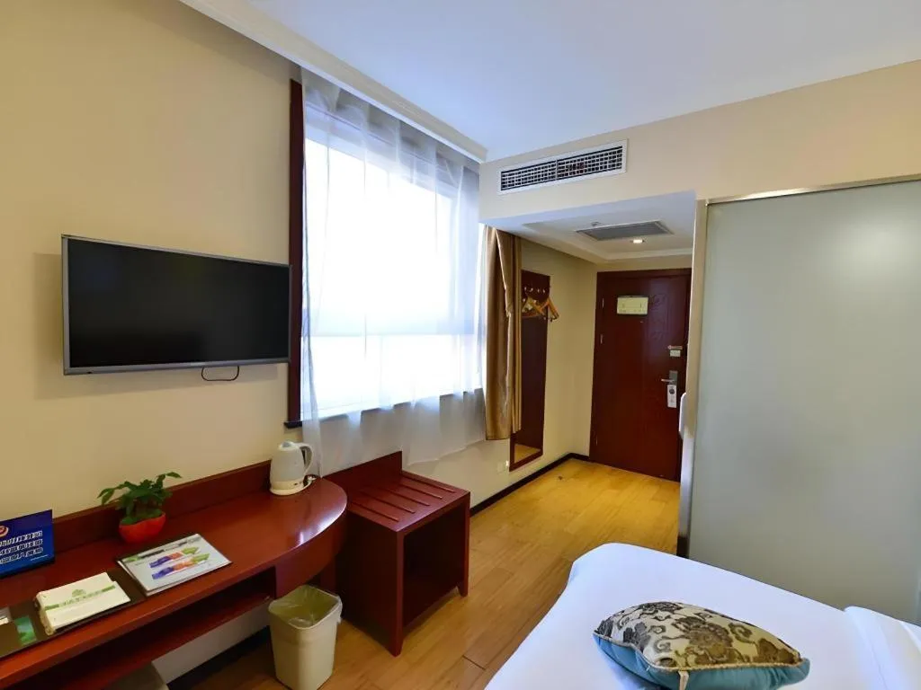 Bed in GreenTree Inn West Railway Station North Square Hotel