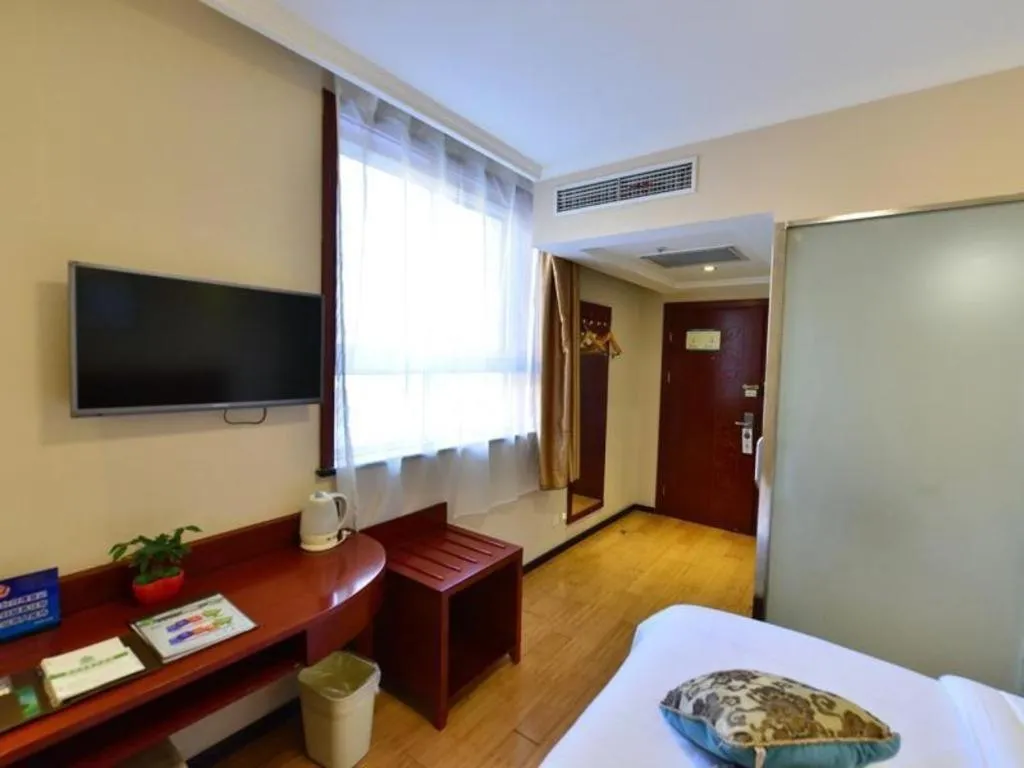 Bed in GreenTree Inn West Railway Station North Square Hotel