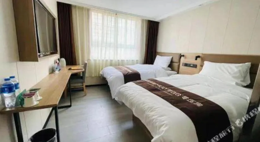 Bed in GreenTree Inn West Railway Station North Square Hotel