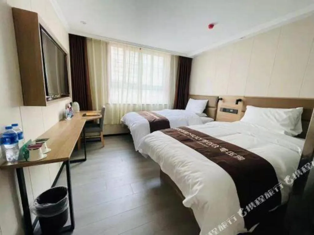 Bed in GreenTree Inn West Railway Station North Square Hotel