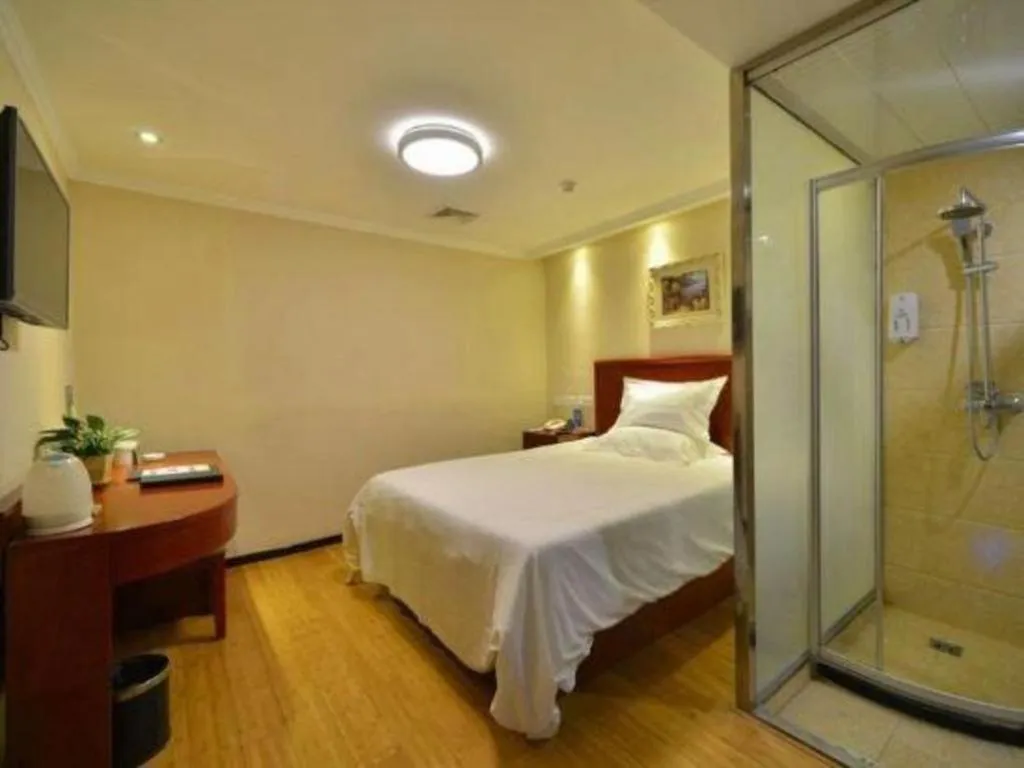 Bed in GreenTree Inn West Railway Station North Square Hotel