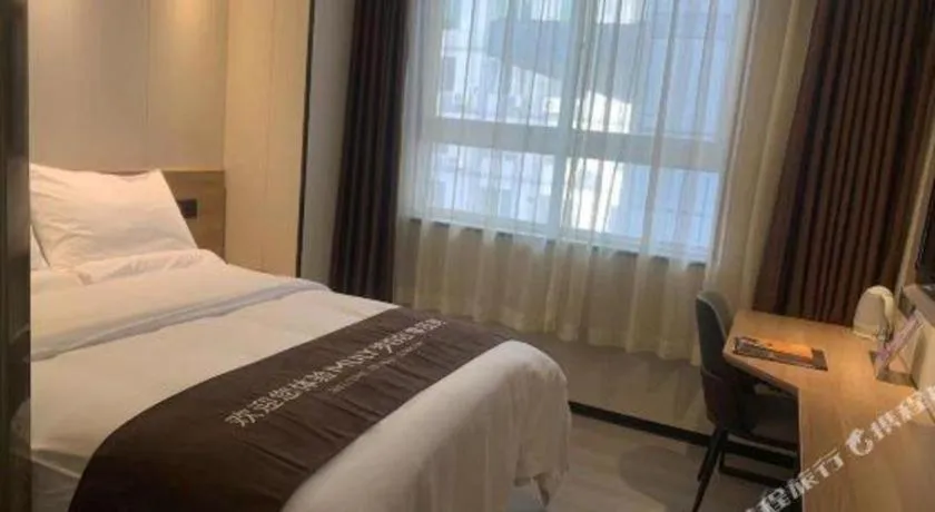 Bed in GreenTree Inn West Railway Station North Square Hotel