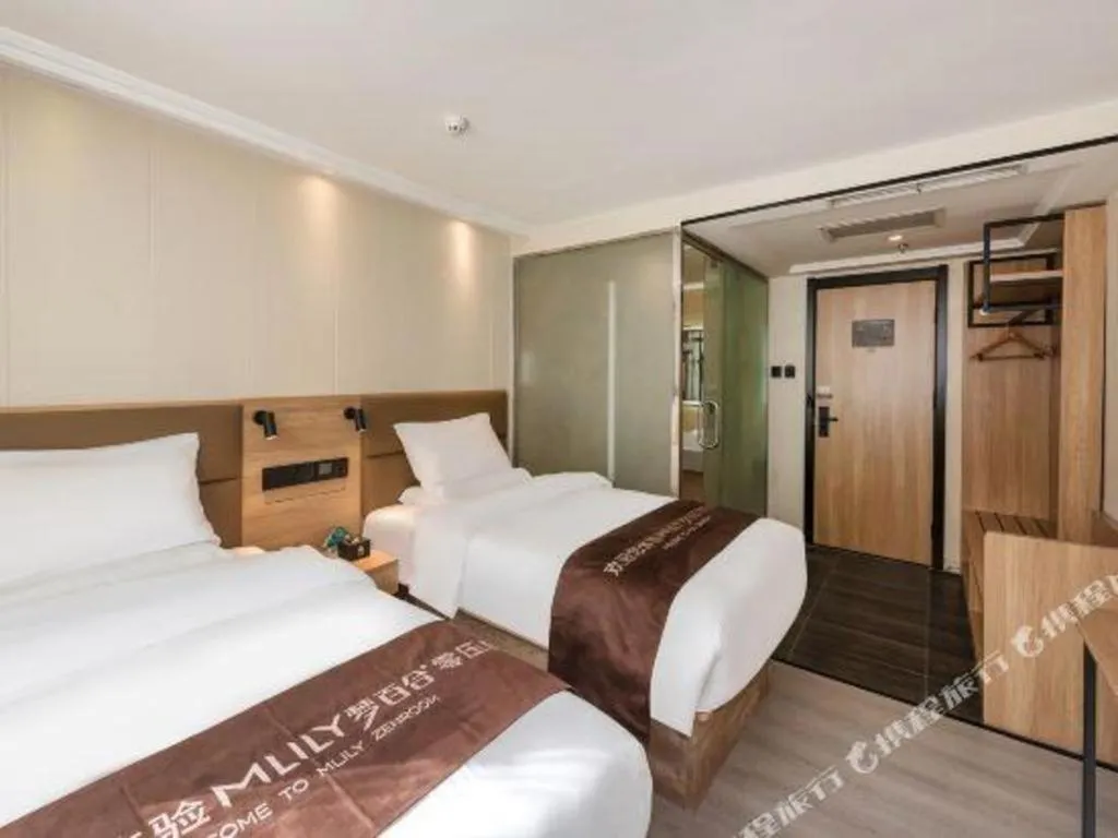 Bed in GreenTree Inn West Railway Station North Square Hotel