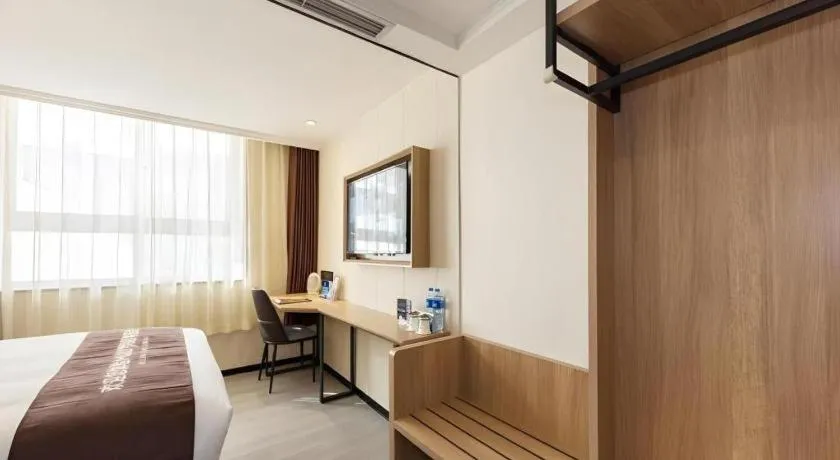 Bed in GreenTree Inn West Railway Station North Square Hotel