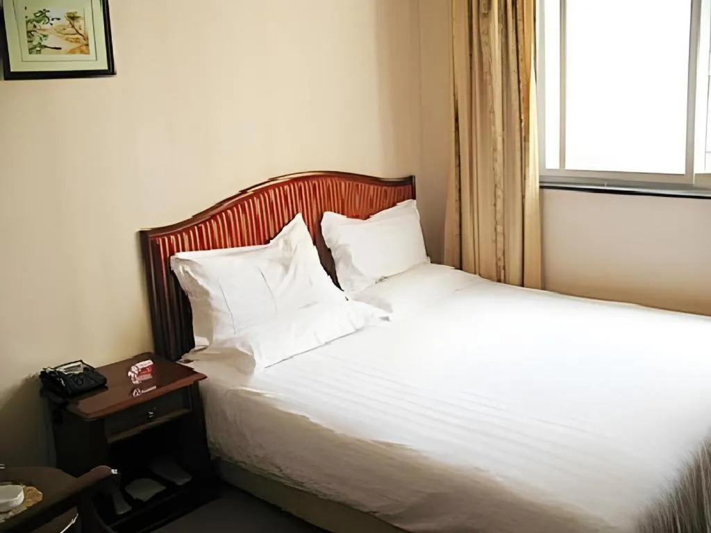 Bed in GreenTree Inn West Railway Station North Square Hotel