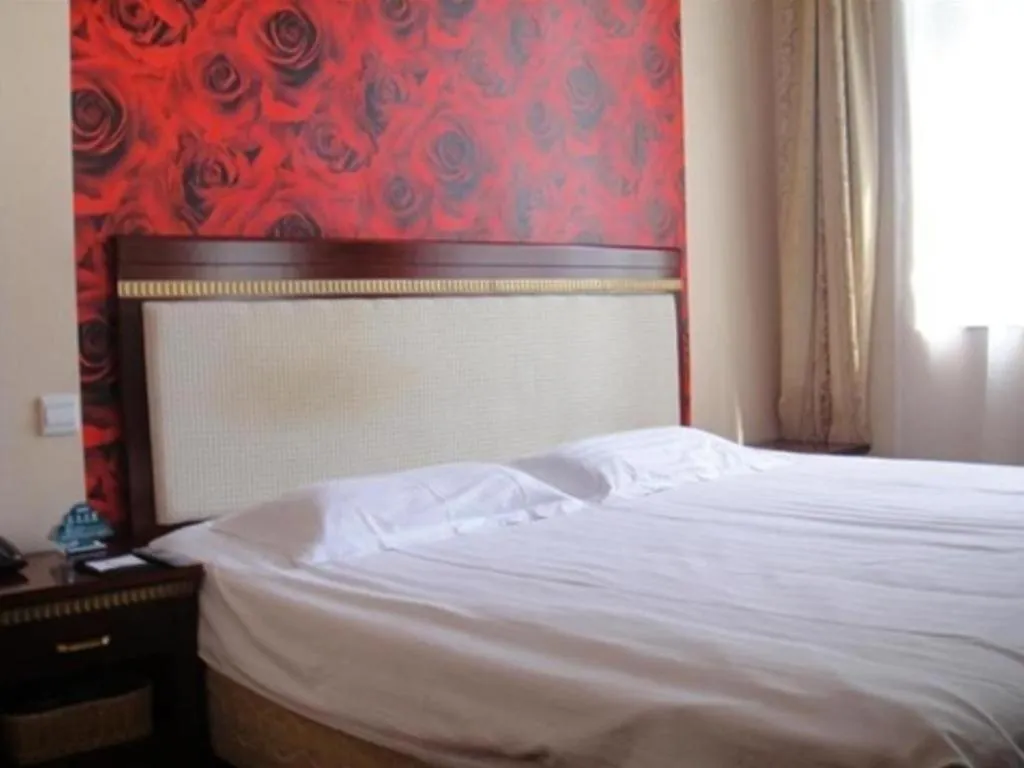 Bed in GreenTree Inn West Railway Station North Square Hotel