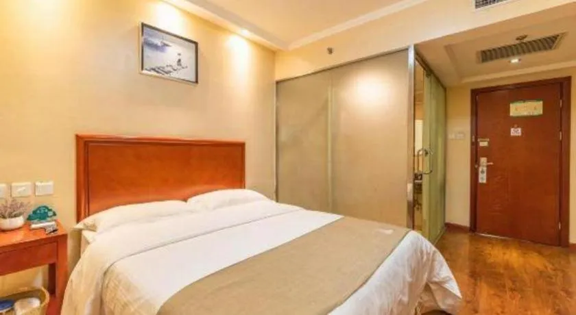 Bed in GreenTree Inn West Railway Station North Square Hotel