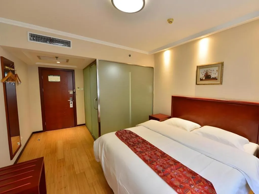 Bed in GreenTree Inn West Railway Station North Square Hotel