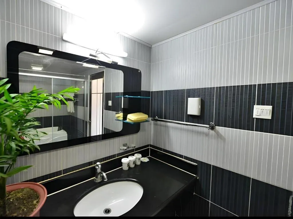 GreenTree Inn West Railway Station North Square Hotel