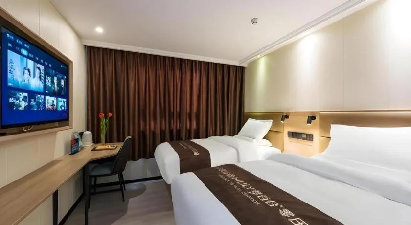 Bed in GreenTree Inn West Railway Station North Square Hotel