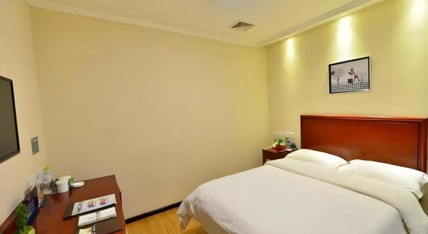 Bed in GreenTree Inn West Railway Station North Square Hotel