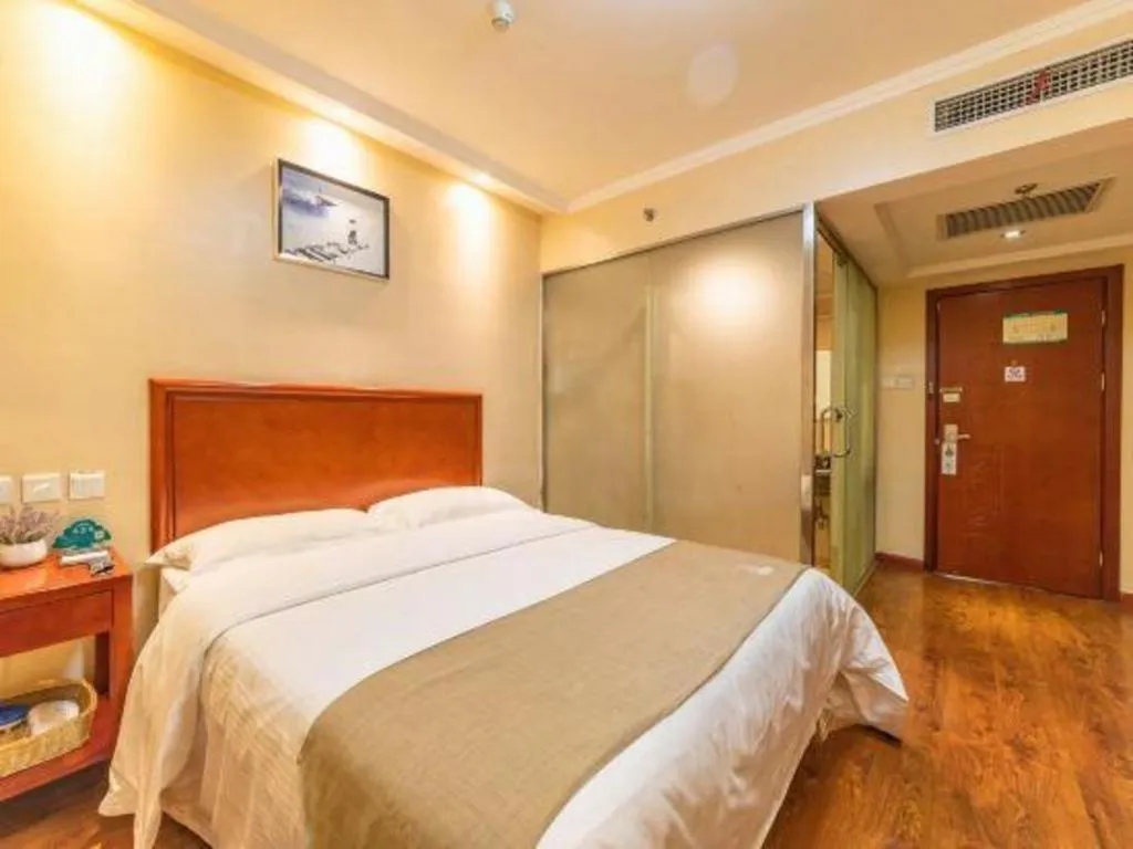 Bed in GreenTree Inn West Railway Station North Square Hotel