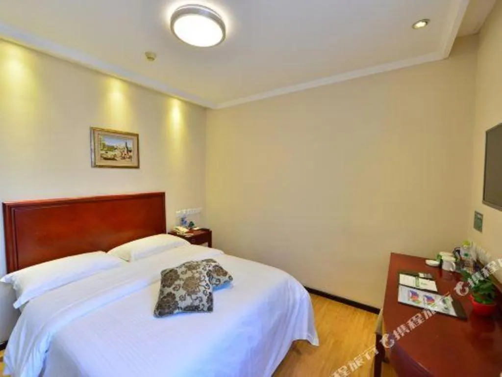 Bed in GreenTree Inn West Railway Station North Square Hotel